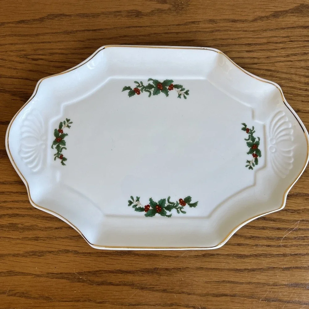 Vintage Victoria's Garden Holly Berry Plate Platter‎ 10.75